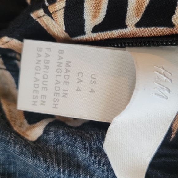 H. M. Lady's shorts with matching belt - Picture 2 of 4